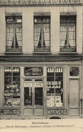 cette librairie a fermé il n'y a pas trés longtemps,à l'époque elle faisait aussi imprimerie, elle éditait ses propres cartes postales.